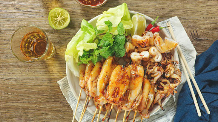 Mực nướng sa tế món ăn nổi tiếng trên bàn nhậu và trên các bàn tiệc BBQ