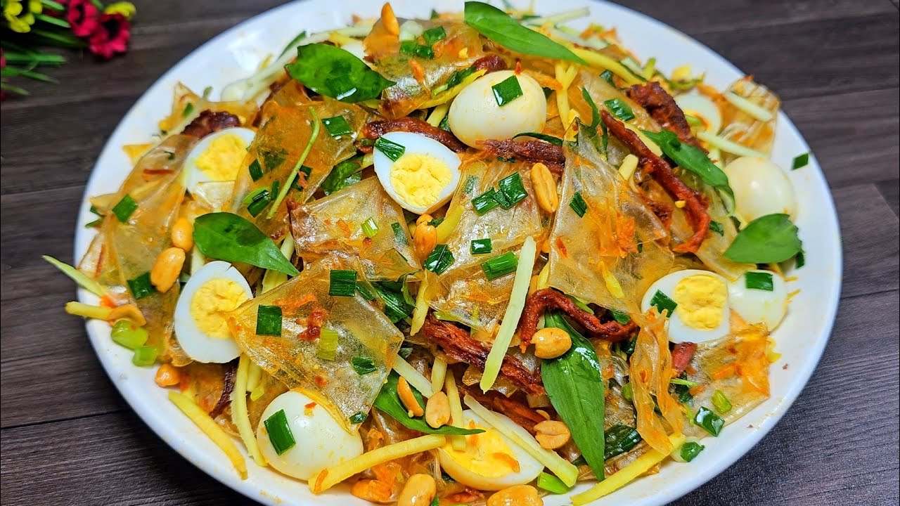 Bánh tráng trộn mỡ hành trứng cút