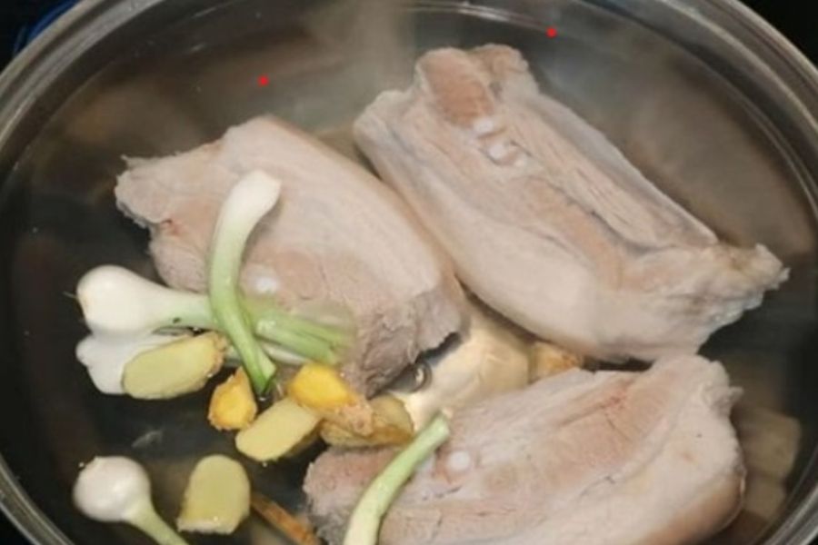 luộc thịt heo với gừng và hành
