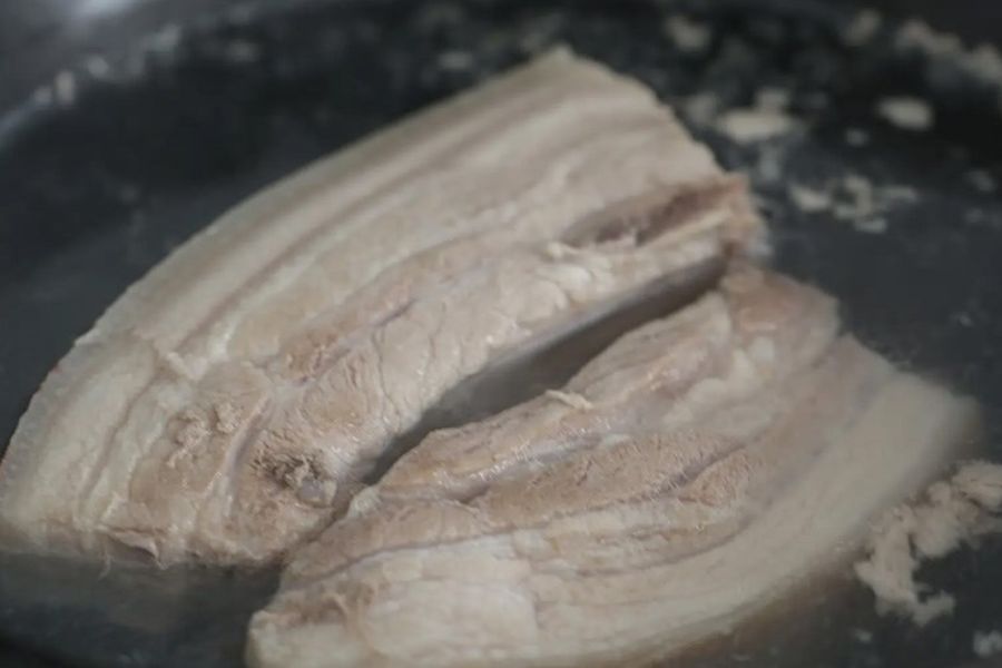 Luộc thịt heo trong nồi