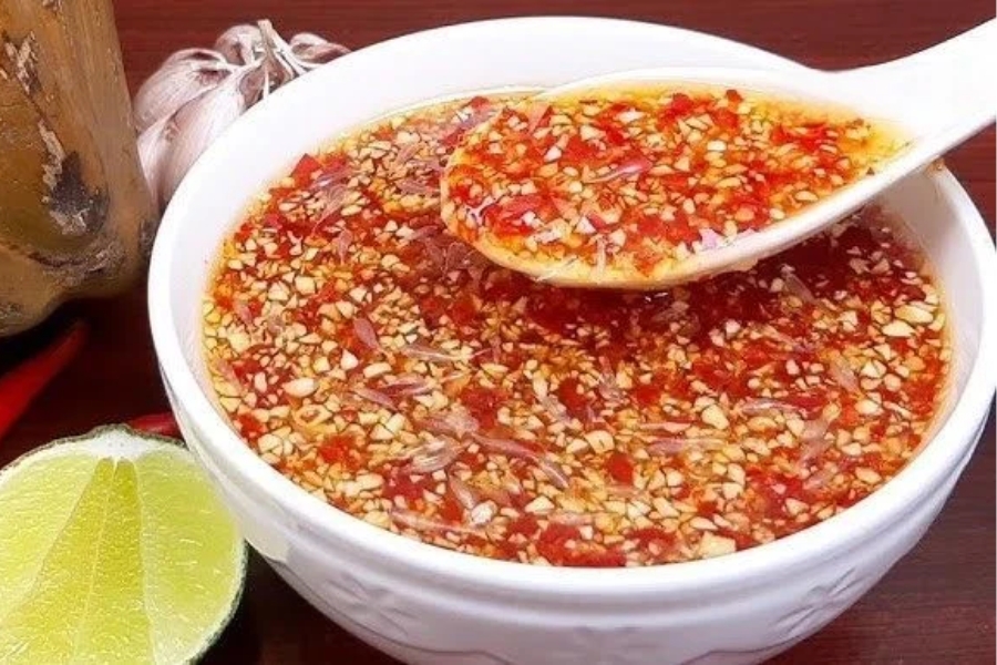 Nước mắm chua ngọt chấm bánh tráng cuốn thịt heo