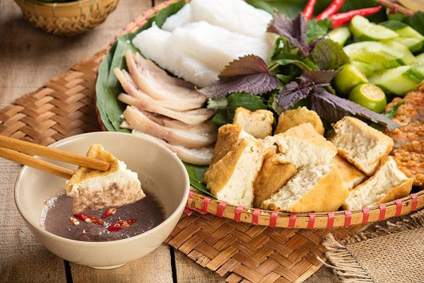 Thưởng thức bún đậu mắm tôm