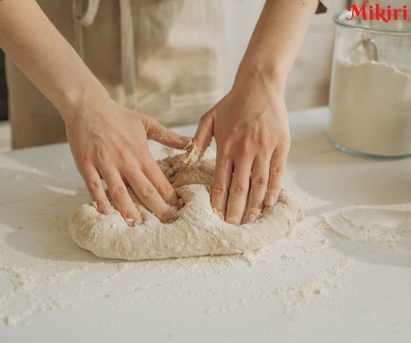 Nhồi bột làm bánh canh bột gạo
