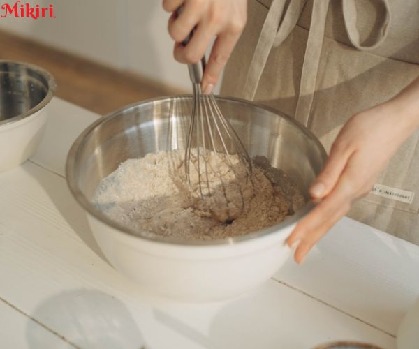 Trộn bột làm bánh canh bột gạo