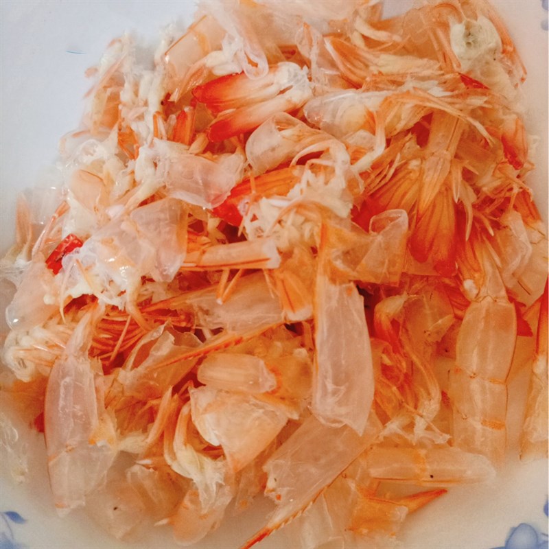 luộc và cắt nhuyễn vỏ tôm