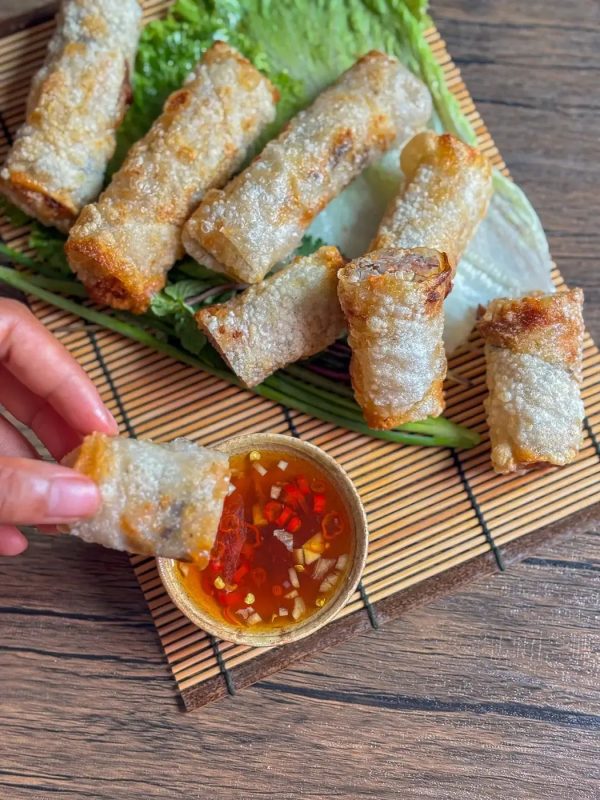 Bánh tráng gạo sau khi cuốn và chiên lên