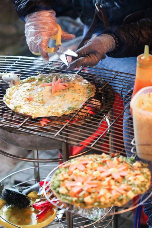 Nướng bánh trên bếp than