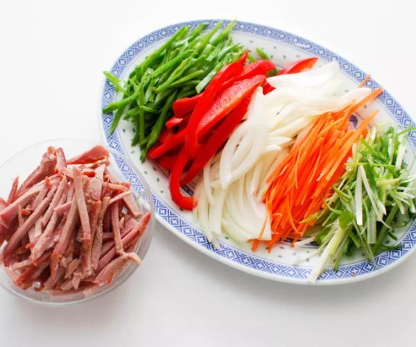 Sơ chế nguyên liệu làm bún gạo xào Singapore