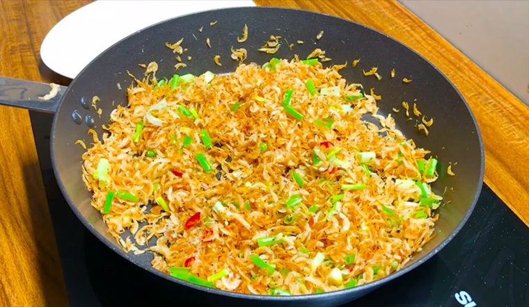 Xào hành ruốc làm bánh tráng nướng