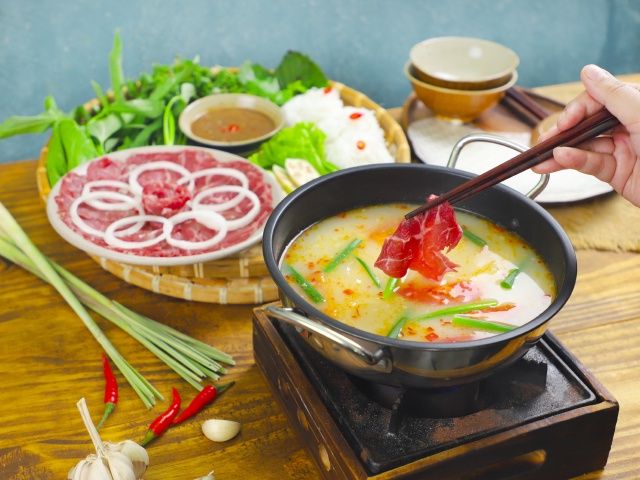 nấu nước lẩu bò nhúng mắm ruốc;