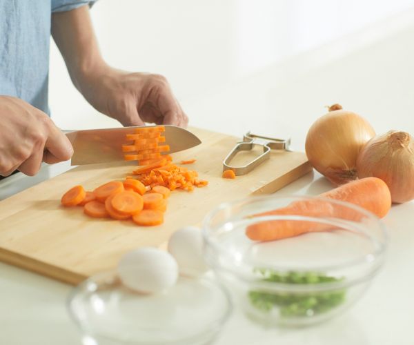 Thái hạt lựu cà rốt và hành tây