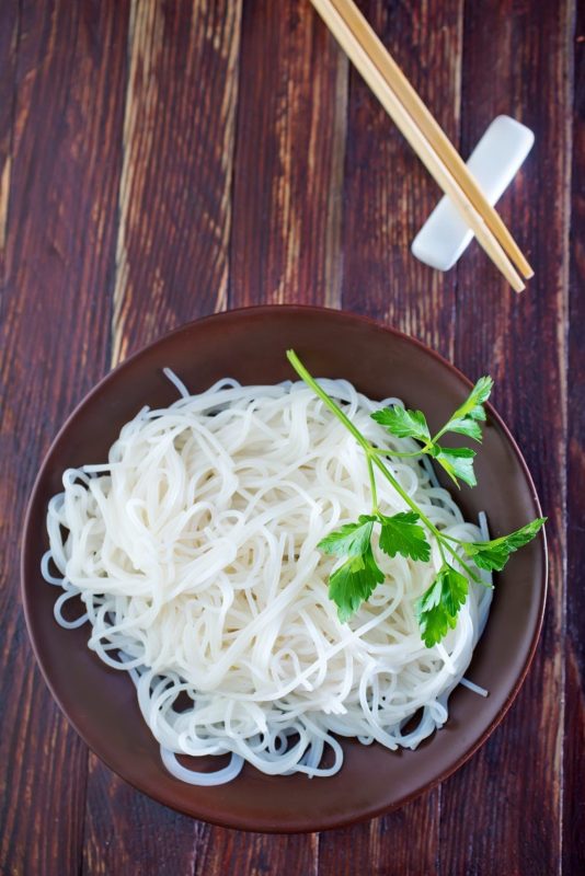 dĩa bún khô sau khi luộc