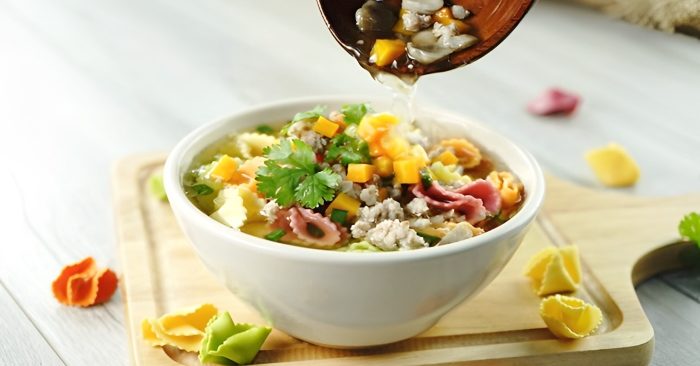 súp nui thịt gà rau củ quả